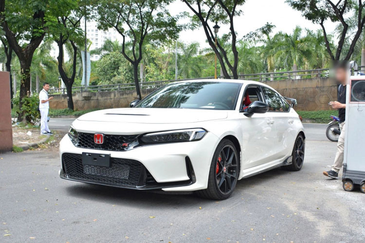 Honda Civic Type R thế hệ mới đã lần đầu tiên đặt chân đến Việt Nam trong triển lãm VMS 2022 diễn ra vào tháng 10 năm ngoái. Đến tháng 12/2022, mẫu xe này mới được công bố giá bán tại Việt Nam, lên đến 2,399 tỷ đồng. Đây chính là mẫu xe Honda nói chung và Civic nói riêng đắt nhất tại Việt Nam.