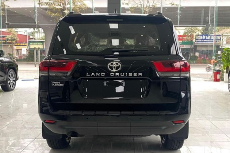 Cung cấp sức mạnh cho Toyota Land Cruiser thế hệ mới là động cơ xăng 3.5 V6, công suất 409 mã lực và mô men xoắn 650 Nm, hộp số tự động 10 cấp, dẫn động 4 bánh toàn thời gian. Xe có 5 chế độ lái gồm Dirt, Sand, Mud, Deep Snow và Auto, mang đến cho người dùng những trải nghiệm hoàn hảo nhất khi sử dụng.