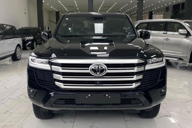 Trong phân khúc, Land Cruiser gần như không có đối thủ ngang hàng tại Việt Nam. Với giá bán thực tế lên tới trên tới gần 6 tỷ đồng, mẫu SUV Nhật Bản này còn đắt đỏ hơn cả Mercedes-Benz GLS - mẫu SUV cỡ lớn nhất của hãng xe Đức.