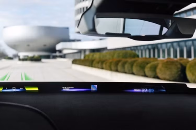 Theo đó, nó sẽ hoạt động không giống hệ thống HUD hiện có, màn hình sẽ không nhìn xuyên qua được. Có hệ thống màn hình hiện đại này, người lái sẽ không cần cố gắng tập trung để nhìn vào màn hình do thiết kế HUD truyền thống dễ bị nhòa đi dưới ánh sáng mặt trời.