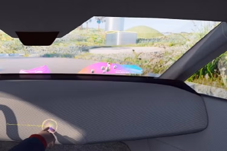 Bên cạnh đó, người lái cũng có thể tùy ý thay đổi các thông tin muốn hiển thị trong tầm nhìn, hoặc cho phép mọi người trong xe đều có thể nhìn thấy thông tin đó. Hình chiếu mang tính cách mạng và buồng lái có cấu trúc rõ ràng hơn đáng kể mang đến cảm giác mới mẻ về không gian và cảm giác lái.