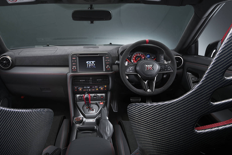 Chưa hết, bản Premium T-spec còn có thêm bộ chắn bùn trước rộng hơn, hệ thống kiểm soát động lực của xe được điều chỉnh bởi chuyên gia NISMO và cả trong lẫn ngoài xe đều có các huy hiệu đặc biệt. Bên trong khoang cabin, phiên bản đặc biệt này sở hữu nội thất được bọc da semi-aniline và da lộn màu xanh Mori Green thể thao.