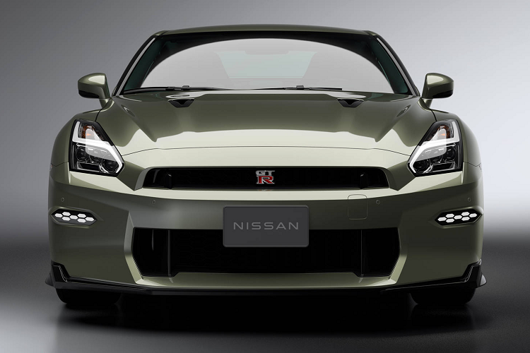 Cuối cùng là bản GT-R NISMO Special với mâm 20 inch màu đỏ, nắp ca-pô bằng sợi carbon được phủ lớp vân độc đáo và mang thiết kế riêng. Những chi tiết đặc biệt này cũng sẽ được Nissan đưa vào trong gói trang bị NISMO Appearance Package và cung cấp cho những khách hàng có nhu cầu tại thị trường Mỹ.