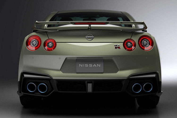 GT-R 2024 thế hệ R35 vẫn sẽ vận hành bằng khối động cơ xăng V6 3.8L tăng áp kép quen thuộc, có công suất 565 mã lực và đạt mô-men xoắn cực đại 632 Nm. Toàn bộ sức mạnh này sẽ được truyền xuống cả 4 bánh xe thông qua hộp số ly hợp kép 6 cấp.