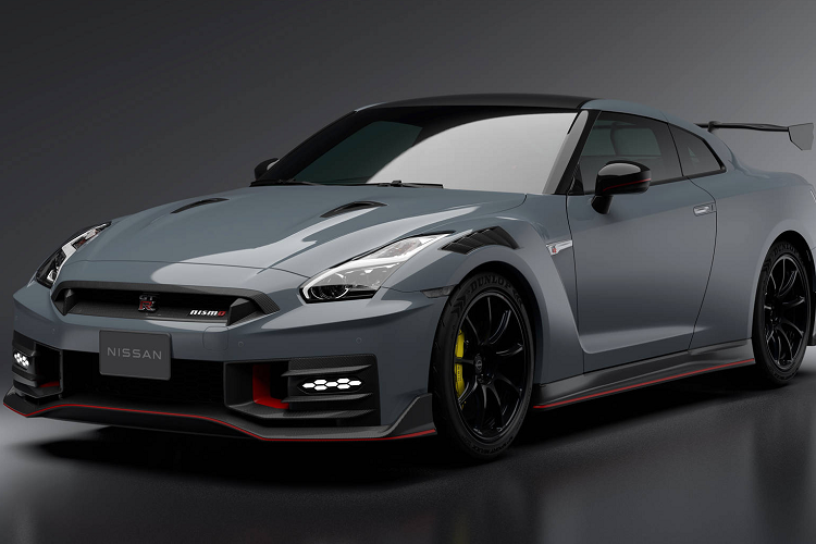 Đi sâu hơn vào chi tiết, bản Premium T-spec mới có đầy đủ những gì có ở cấu hình Premium và được bổ sung thêm một số chi tiết độc đáo. Cụ thể, bản này được lắp đặt sẵn mâm 20 inch có màu vàng gold, kết hợp cùng phanh carbon-gốm giống như của GT-R NISMO.