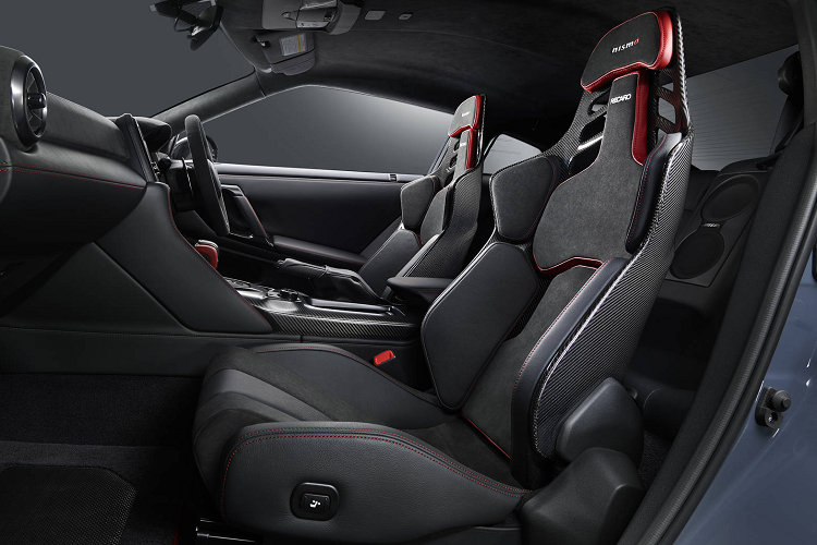 Lựa chọn màu sơn thân xe được bổ sung 2 màu là Millennium Jade và Midnight Purple, đều là những tông màu mang đậm tính di sản của dòng GT-R trong quá khứ.