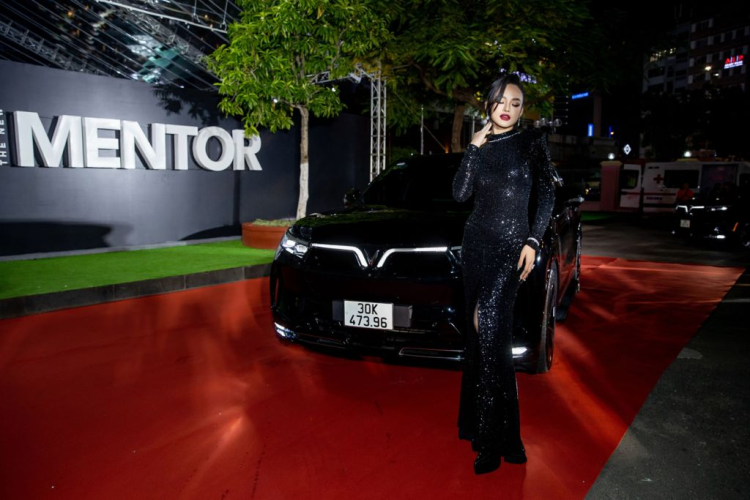 Mai Ngô khoe dáng trong bộ đầm đen quý phái, toát lên vẻ bí ẩn quyến rũ “tông xuyệt tông” cùng “giao diện” của SUV điện VinFast VF9. Màu sơn Granite Black huyền bí cùng dải đèn LED hình cánh chim phóng khoáng đặc trưng của hãng xe Việt tạo cảm hứng cho các ngôi sao The New Mentor tự tin khoe dáng.