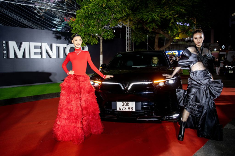 Trà My và Thu Trang chọn hai thiết kế hoàn toàn đối lập, tạo nét chấm phá khác biệt khi tạo dáng bên chiếc “chuyên cơ mặt đất” riêng của The New Mentor 2023.