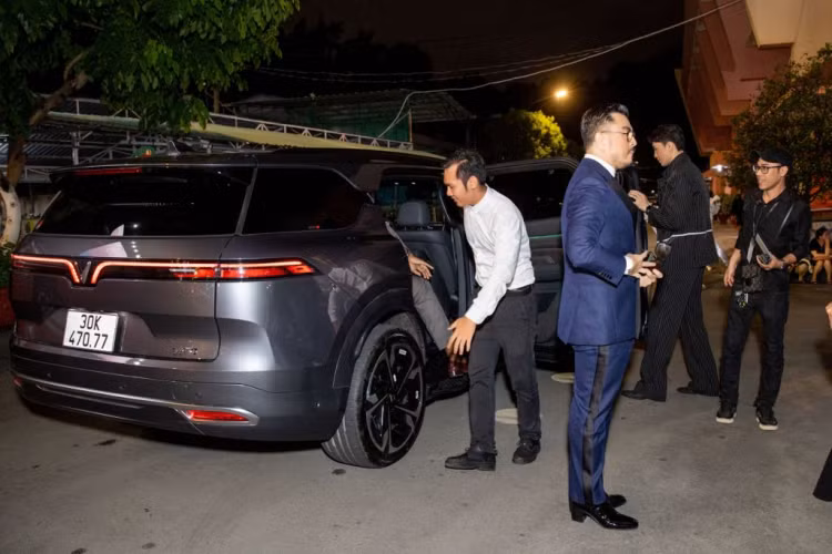 Mẫu xe được sử dụng cho đêm chung kết The New Mentor 2023 là phiên bản 6 chỗ với trang bị ghế cơ trưởng, đem lại không gian trải nghiệm đẳng cấp, thoải mái và dễ chịu cho bất kì ai có cơ hội trải nghiệm.