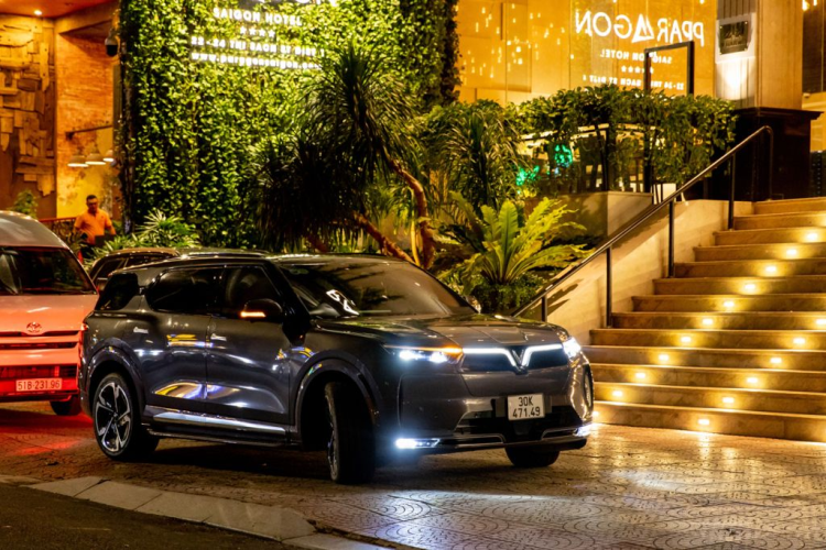 Không chỉ vận hành mạnh mẽ và vô cùng êm ái, VinFast VF9 còn được trang bị kính cách âm và trần kính toàn cảnh Panorama, giúp các khách mời luôn cảm thấy tự do trong không gian riêng tư và thư thái khi ngắm khung cảnh "thành phố không ngủ" trong suốt hành trình di chuyển.