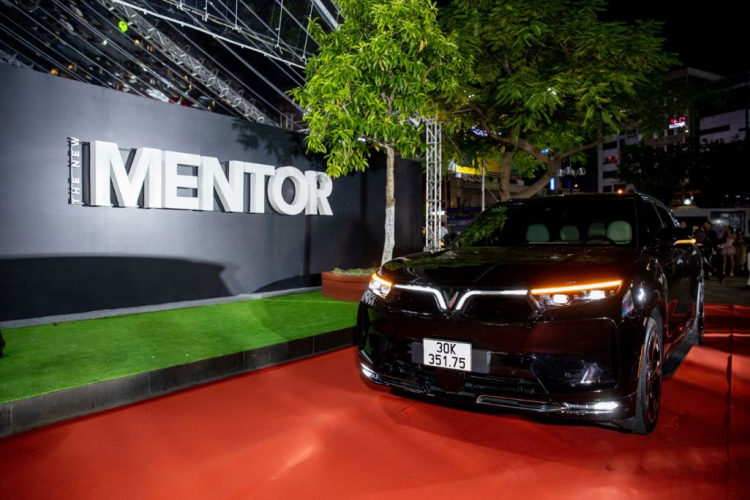 Xuất hiện trên thảm đỏ The New Mentor 2023, vẻ ngoài bề thế, sang trọng và đẳng cấp của VinFast VF9 thu hút các fashionista không kém gì các ngôi sao chính của chương trình và trở thành một điểm nhấn đặc biệt của sự kiện.