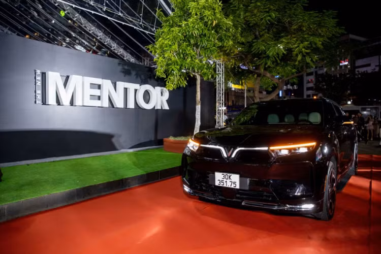 Xuất hiện trên thảm đỏ The New Mentor 2023, vẻ ngoài bề thế, sang trọng và đẳng cấp của VinFast VF9 thu hút các fashionista không kém gì các ngôi sao chính của chương trình và trở thành một điểm nhấn đặc biệt của sự kiện.