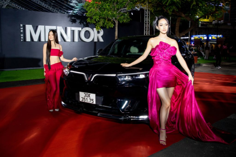 Bên cạnh chiếc VinFast VF9 sắc đen bí ẩn, “em út” Lâm Châu và Thúy Quỳnh tự tin khoe dáng trong những bộ cánh rực rỡ với thiết kế cắt xẻ cá tính, tôn lên những đường cong gợi cảm.