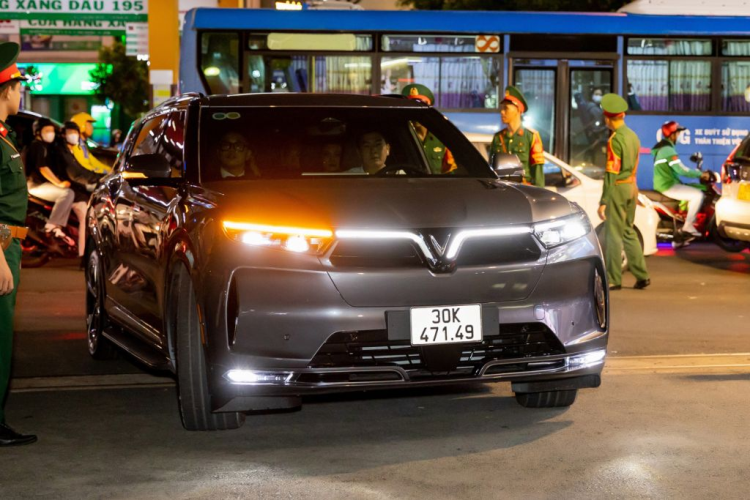 Trước đó, một chiếc VinFast VF9 màu Neptune Grey đã được BTC lựa chọn để đưa đón hai MC Đức Bảo và Thanh Thanh Huyền.