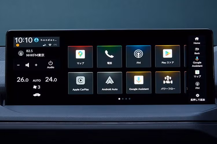 Khi không dùng đến, màn hình trên núm xoay sẽ hiển thị giờ. Bên cạnh đó là màn hình cảm ứng trung tâm 12,3 inch, tích hợp các ứng dụng Google, bảng đồng hồ kỹ thuật số có kích thước 10,2 inch và màn hình hiển thị thông tin kính lái HUD 11,5 inch.