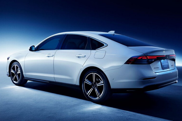 Qua đó, có thể thấy mẫu sedan hạng trung này sở hữu thiết kế không khác biệt nhiều so với xe ở thị trường quốc tế. Tại thị trường Nhật Bản, Honda Accord 2024 chỉ có 1 tùy chọn động cơ là hệ truyền động hybrid e:HEV. Ở những thị trường khác, mẫu xe này có cả động cơ xăng và hệ truyền động plug-in hybrid (PHEV).