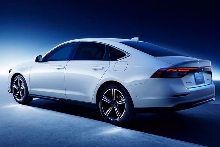 Qua đó, có thể thấy mẫu sedan hạng trung này sở hữu thiết kế không khác biệt nhiều so với xe ở thị trường quốc tế. Tại thị trường Nhật Bản, Honda Accord 2024 chỉ có 1 tùy chọn động cơ là hệ truyền động hybrid e:HEV. Ở những thị trường khác, mẫu xe này có cả động cơ xăng và hệ truyền động plug-in hybrid (PHEV).