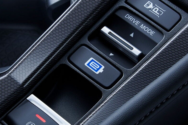 Hai gói ngoại thất này sẽ bổ sung cản trước/sau, cánh lướt gió bên sườn, khe gió giả sau chắn bùn trước, cánh gió sau và bộ khuếch tán gió sơn màu đen hoặc cùng màu thân xe, kết hợp cùng vành hợp kim 19 inch. Vành la-zăng này sẽ được sơn màu đen hoặc phay xước 2 màu. Tuy nhiên, khác xe ở những thị trường quốc tế, mẫu sedan này lại dùng nút bấm chuyển số thay cho cần số thông thường.