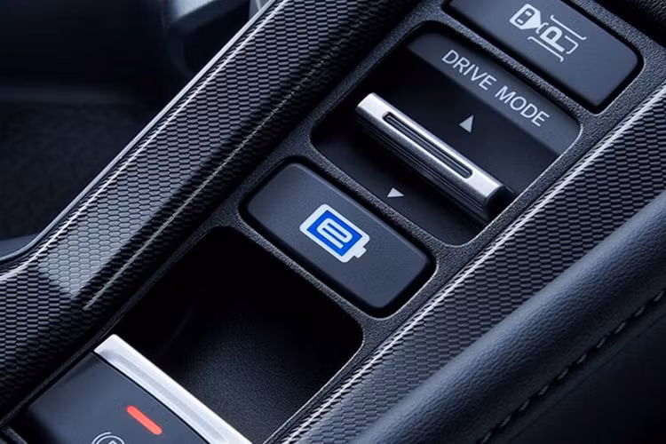 Hai gói ngoại thất này sẽ bổ sung cản trước/sau, cánh lướt gió bên sườn, khe gió giả sau chắn bùn trước, cánh gió sau và bộ khuếch tán gió sơn màu đen hoặc cùng màu thân xe, kết hợp cùng vành hợp kim 19 inch. Vành la-zăng này sẽ được sơn màu đen hoặc phay xước 2 màu. Tuy nhiên, khác xe ở những thị trường quốc tế, mẫu sedan này lại dùng nút bấm chuyển số thay cho cần số thông thường.