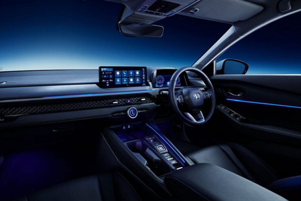 Cụm pin này cung cấp điện cho mô-tơ điện thứ 2 mạnh 181 mã lực và 335 Nm. Động cơ xăng có thể truyền động trực tiếp cho bánh xe thông qua khóa biến mô ở tốc độ cao hơn. Tổng cộng, mẫu xe này sở hữu công suất 204 mã lực. Ngoài ra, ở thị trường nội địa, Honda Accord 2024 còn được trang bị vành hợp kim 18 inch và có 5 màu sắc. Xe có 2 gói nâng cấp ngoại thất tùy chọn mang tên Sportsline và Touringline.
