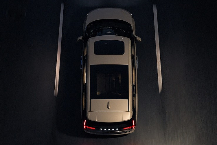 Mẫu MPV điện Volvo EM90 đầu tay của thương hiệu Thụy Điển sẽ chính thức trình làng vào ngày 12/11/2023. Hiện hãng Volvo chưa công bố nhiều thông tin liên quan đến mẫu xe này. Thay vào đó, hãng chỉ tung ra đoạn video ngắn cho thấy một phần thiết kế của EM90.