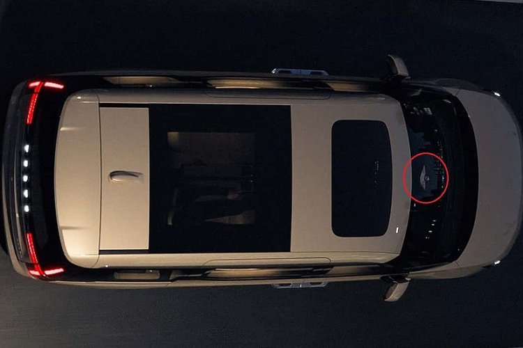 Tất nhiên, Volvo EM90 sẽ sở hữu thiết kế ngoại thất không giống Zeekr 009. Mẫu MPV thuần điện hạng sang này sẽ có những chi tiết ngoại thất đậm chất Volvo như cụm đèn hậu LED hình chữ "T". Sẽ không ngạc nhiên nếu EM90 có cả dải đèn LED định vị ban ngày hình búa Thor vốn là đặc điểm nhận dạng của xe Volvo. Theo hãng Volvo, đây là mẫu MPV "được thiết kế dành cho những ai dành phần lớn thời gian trong xe, như phòng khách đậm chất Scandinavia 4 bánh".