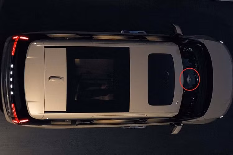 Tất nhiên, Volvo EM90 sẽ sở hữu thiết kế ngoại thất không giống Zeekr 009. Mẫu MPV thuần điện hạng sang này sẽ có những chi tiết ngoại thất đậm chất Volvo như cụm đèn hậu LED hình chữ "T". Sẽ không ngạc nhiên nếu EM90 có cả dải đèn LED định vị ban ngày hình búa Thor vốn là đặc điểm nhận dạng của xe Volvo. Theo hãng Volvo, đây là mẫu MPV "được thiết kế dành cho những ai dành phần lớn thời gian trong xe, như phòng khách đậm chất Scandinavia 4 bánh".