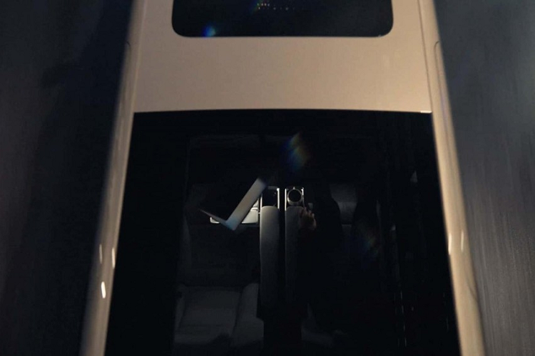 Theo một số nguồn tin, Volvo EM90 sẽ được phát triển dựa trên cơ sở gầm bệ Sustainable Experience Architecture (SEA) dùng chung với mẫu xe Trung Quốc Zeekr 009. Đây là khung gầm của Geely - tập đoàn Trung Quốc hiện đang sở hữu thương hiệu Volvo.