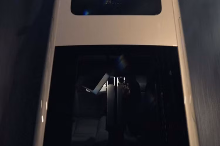 Theo một số nguồn tin, Volvo EM90 sẽ được phát triển dựa trên cơ sở gầm bệ Sustainable Experience Architecture (SEA) dùng chung với mẫu xe Trung Quốc Zeekr 009. Đây là khung gầm của Geely - tập đoàn Trung Quốc hiện đang sở hữu thương hiệu Volvo.