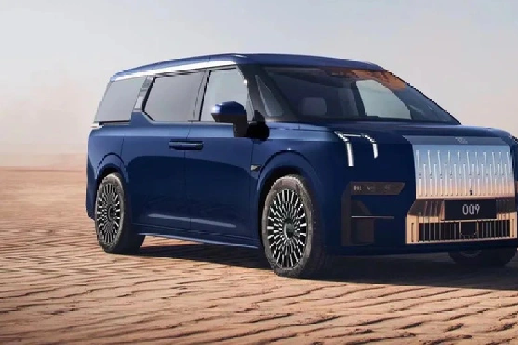 EM90 không chỉ đơn giản là đưa bạn từ điểm A đến điểm B mà tạo ra căn phòng cho cuộc sống của bạn", Volvo khẳng định. Bên trong xe, Volvo EM90 có vẻ được trang bị 2 ghế thương gia ở hàng ghế giữa. Trong khi đó, ở trung tâm của mặt táp-lô là loa, gợi liên tưởng đến hệ thống âm thanh Bowers &amp; Wilkins mà các mẫu xe Volvo hiện đang sử dụng. Nhiều khả năng mẫu MPV thuần điện đầu tiên của Volvo sẽ sở hữu kích thước ngang ngửa với Zeekr 009. 