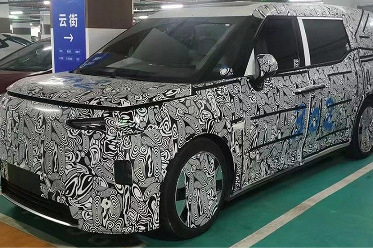 Kích thước cụ thể của Zeekr 009 bao gồm chiều dài 5.029 mm, chiều rộng 2.024 mm, chiều cao 1.856 mm và chiều dài cơ sở 3.025 mm. Volvo EM90 được dự đoán sẽ có cả phiên bản dẫn động cầu sau RWD và dẫn động 4 bánh toàn thời gian AWD. Phiên bản RWD có thể sẽ dùng 1 mô-tơ điện nằm trên cầu sau với công suất tối đa 268 mã lực và mô-men xoắn cực đại 343 Nm.