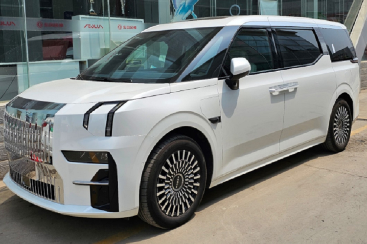 Con số tương ứng của phiên bản AWD dự kiến là 536 mã lực. Bên cạnh đó là 2 tùy chọn pin lithium ternary với dung lượng 116 kWh và 140 kWh, mang đến quãng đường di chuyển lần lượt 702 km và 822 km, theo chu trình thử nghiệm CLTC tại Trung Quốc. Dự kiến, Volvo sẽ bắt đầu mở cọc cho Volvo EM90 tại thị trường Trung Quốc vào cuối năm nay.