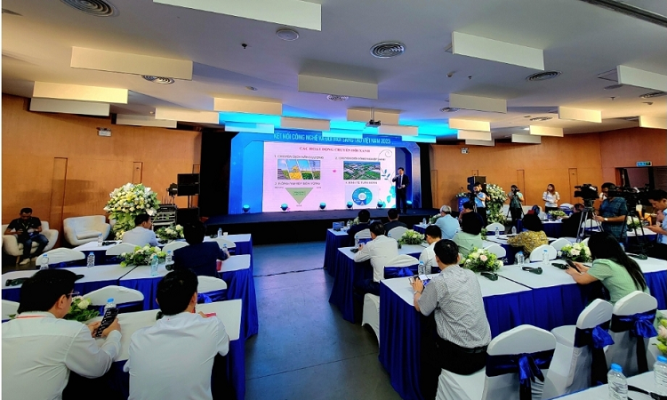 Chuyen doi so, chuyen doi xanh cho phat trien ben vung