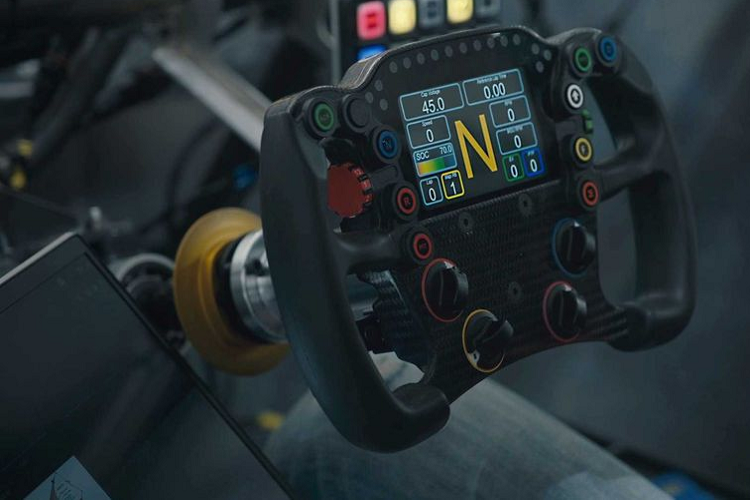 Nội thất của chiếc xe cũng được sửa đổi lại với điểm nhấn là vô lăng kiểu F1. Tuy nhiên, điểm khiến các fan của Honda mê mẩn hơn là trang bị động cơ của chiếc CR-V Hybrid Racer này.