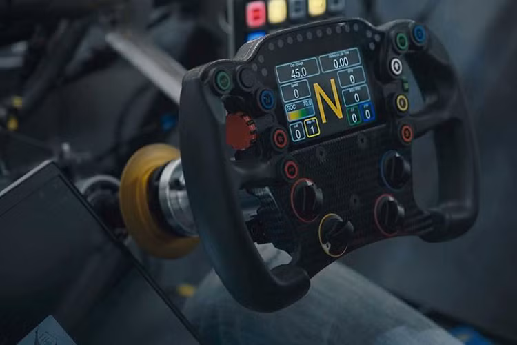 Nội thất của chiếc xe cũng được sửa đổi lại với điểm nhấn là vô lăng kiểu F1. Tuy nhiên, điểm khiến các fan của Honda mê mẩn hơn là trang bị động cơ của chiếc CR-V Hybrid Racer này.