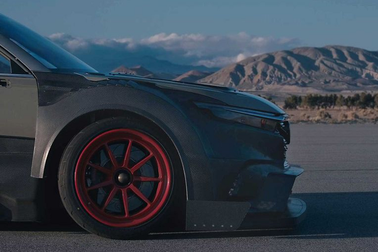 Nhằm tối ưu hóa trọng lượng, CR-V Hybrid Racer sử dụng bộ bodykit thân rộng bằng chất liệu sợi carbon. Ngoài ra, khu vực phía sau còn được bổ sung cánh gió cỡ lớn.