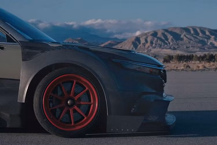 Nhằm tối ưu hóa trọng lượng, CR-V Hybrid Racer sử dụng bộ bodykit thân rộng bằng chất liệu sợi carbon. Ngoài ra, khu vực phía sau còn được bổ sung cánh gió cỡ lớn.