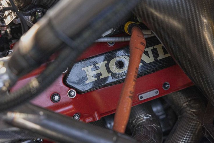 Honda CR-V Hybrid Racer 2024 mới sử dụng động cơ V6 hybrid với công suất lên tới 800 mã lực. Đây là cụm máy từng được trang bị trên Acura NSX tại giải đua 24 Hours of Daytona, tuy nhiên công suất tối đa của động cơ này khi đó chỉ ở mức 670 mã lực.