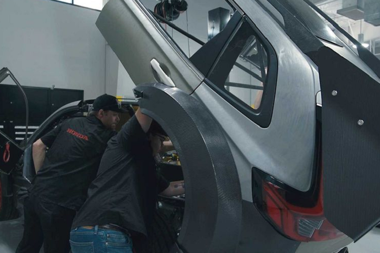 Tuy nhiên, dựa trên những hình ảnh mà hãng xe vừa đăng tải, có thể thấy chiếc SUV đặc biệt được thiết kế lại gần như hoàn toàn.