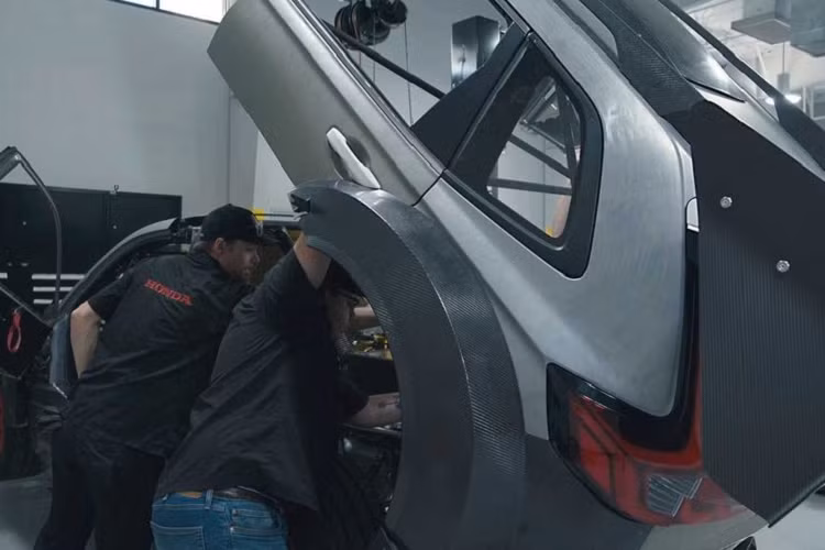 Tuy nhiên, dựa trên những hình ảnh mà hãng xe vừa đăng tải, có thể thấy chiếc SUV đặc biệt được thiết kế lại gần như hoàn toàn.