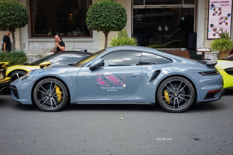 Theo đó, chiếc Porsche 911 Turbo S của Hoàng Kim Khánh thuộc bản Coupe, xe có màu sơn xám Arctic Grey, đi cùng nội thất màu đỏ rất hiếu chiến. Được biết, màu ngoại thất này là một trong 6 màu sơn đặc biệt được Porsche cung cấp cho Turbo S và có giá lên đến 196,2 triệu đồng.