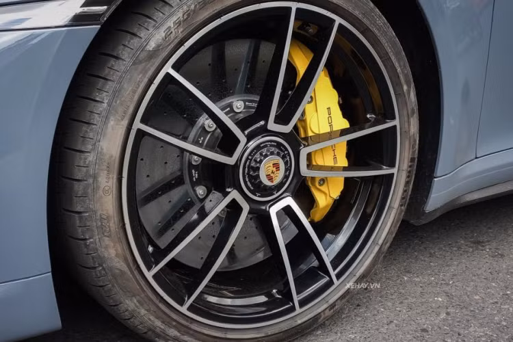 Cung cấp “sức mạnh” cho Porsche 911 Turbo S là khối động cơ 6 xy-lanh (F6), dung tích 3.8L, tăng áp kép, sản sinh công suất tối đa lên đến 641 mã lực và mô-men xoắn cực đại 800 Nm. Động cơ kết hợp với hộp số tự động ly hợp kép PDK 8 cấp và hệ dẫn động 4 bánh toàn thời gian là trang bị tiêu chuẩn.