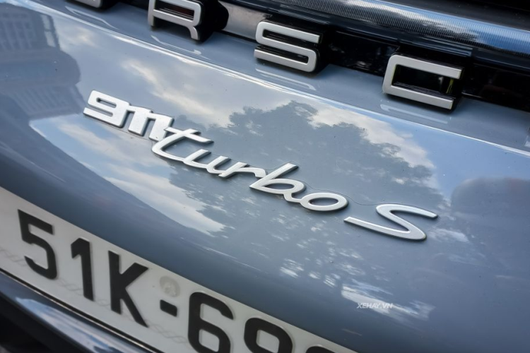 Là phiên bản mạnh nhất của dòng xe 911, Turbo S sở hữu những công nghệ hiện đại bao gồm: hệ thống treo thích ứng Porsche Active Suspension Management, vi sai chống trượt trung tâm và cho cầu sau, hệ thống kiểm soát khung gầm Porsche Dynamic Chassis Control, chức năng đánh lái bánh sau theo vận tốc, phanh gốm...