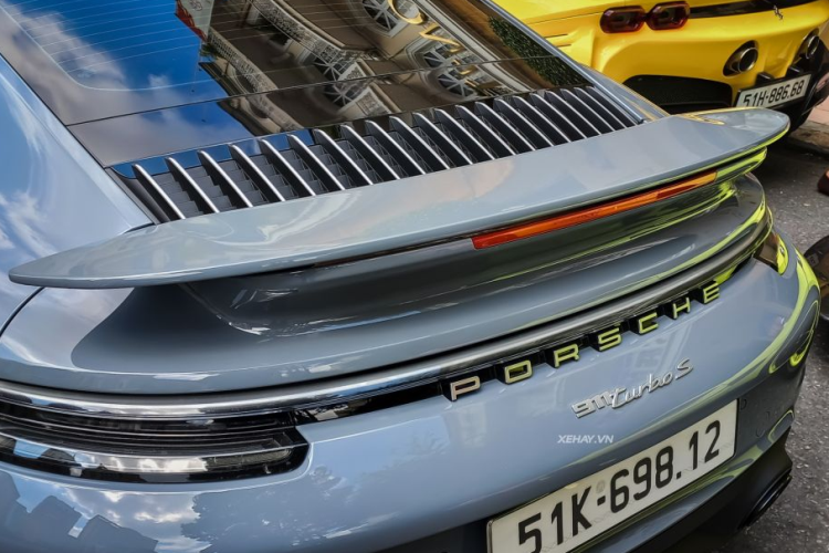 Dù có thiết kế đèn pha trước và đèn hậu khá tương đồng với những mẫu 911 khác nhưng Porsche 911 Turbo 992 lại sở hữu một số điểm nhấn để dễ dàng phân biệt như: hốc gió bên hông, gương cùng dòng chữ "911 Turbo S" nổi bật ở giữa cản sau.