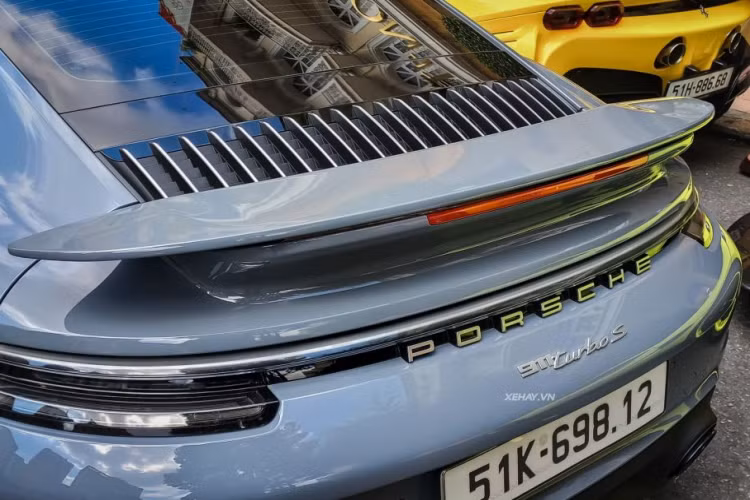 Dù có thiết kế đèn pha trước và đèn hậu khá tương đồng với những mẫu 911 khác nhưng Porsche 911 Turbo 992 lại sở hữu một số điểm nhấn để dễ dàng phân biệt như: hốc gió bên hông, gương cùng dòng chữ "911 Turbo S" nổi bật ở giữa cản sau.