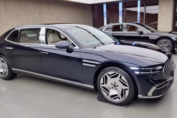  10. Genesis G90 Xe Hàn và Nhật trong vài thập kỷ trước được đánh giá bảo thủ và không có sự hứng thú khi ngồi hàng ghế sau, nhưng chỉ 1 thập kỷ trở lại đây, họ đã bắt "trend" xe sang trên thế giới rất nhanh với việc tạo ra không ít mẫu xe mà không chỉ nội thất, thiết kế cũng rất sang chảnh. Vì thế, đứng thứ 10 trong top xe sang ghế sau VIP là Genesis G90