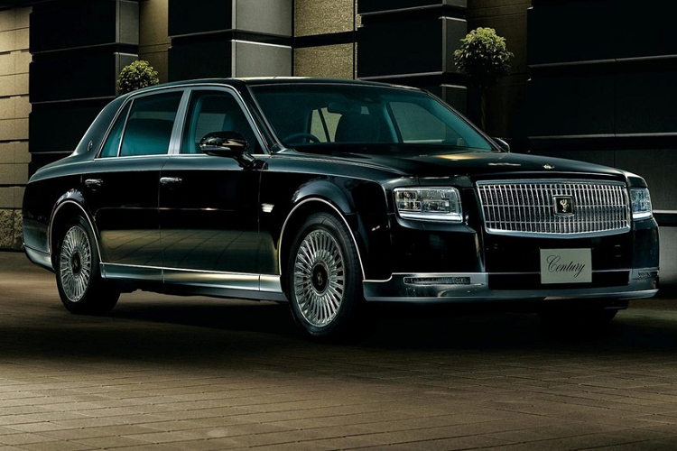  9. Toyota Century "Rolls-Royce giá rẻ" của người Nhật Bản là từ vui mà giới mê xe gọi về Toyota Century, chiếc xe sang này kể từ khi ra mắt vào năm 1967 đã luôn mang tính biểu tượng của Nhật Bản và tất nhiên đã trải qua một số thay đổi đáng ngạc nhiên so với các đối thủ của nó.