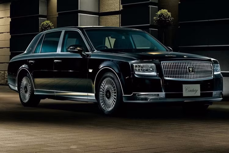  9. Toyota Century "Rolls-Royce giá rẻ" của người Nhật Bản là từ vui mà giới mê xe gọi về Toyota Century, chiếc xe sang này kể từ khi ra mắt vào năm 1967 đã luôn mang tính biểu tượng của Nhật Bản và tất nhiên đã trải qua một số thay đổi đáng ngạc nhiên so với các đối thủ của nó.