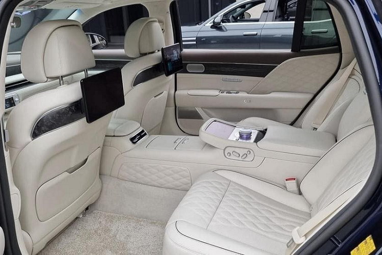 Genesis G90 có vài phiên bản nhưng để trải nghiệm cảm giác ông chủ đã nhất là G90 Limousine với hàng ghế sau chẳng khác gì 1 khách sạn 5 sao mini, nếu như Toyota Century được ví như "Rolls-Royce giá rẻ của Nhật" thì Genesis G90 Limousine phải lè "Bentley Hàn". Xe có hệ thống nước hoa với 3 mùi hương riêng biệt, rèm cửa, ghế VIP có 2 màn hình giải trí dạng cảm ứng 10,2 inch, và 1 màn hình như máy tính bảng ở giữa 2 ghế ngồi.