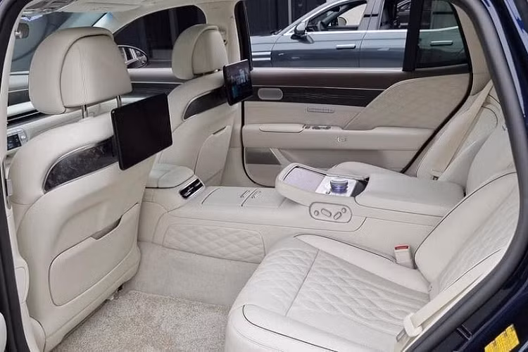 Genesis G90 có vài phiên bản nhưng để trải nghiệm cảm giác ông chủ đã nhất là G90 Limousine với hàng ghế sau chẳng khác gì 1 khách sạn 5 sao mini, nếu như Toyota Century được ví như "Rolls-Royce giá rẻ của Nhật" thì Genesis G90 Limousine phải lè "Bentley Hàn". Xe có hệ thống nước hoa với 3 mùi hương riêng biệt, rèm cửa, ghế VIP có 2 màn hình giải trí dạng cảm ứng 10,2 inch, và 1 màn hình như máy tính bảng ở giữa 2 ghế ngồi.